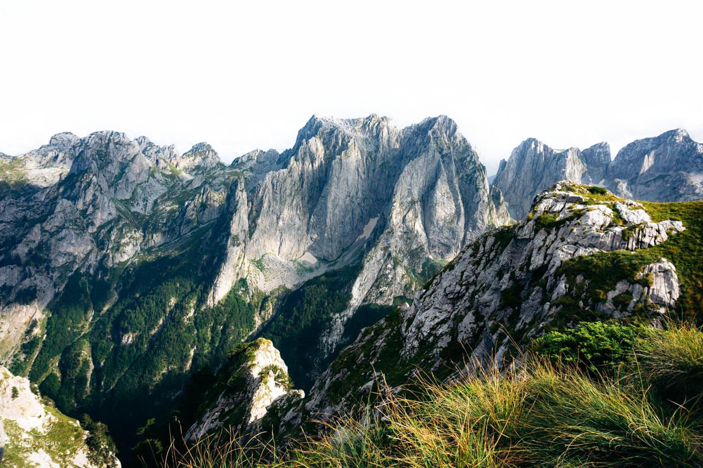 Vue panoramique du massif du Prokletije dans les Alpes Albanaises avec le sommet Maja e Jezercës